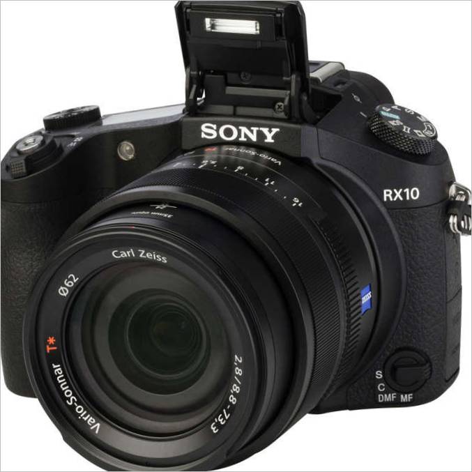 Sony Cyber-Shot DSC-RX10: Общ изглед с вдигната светкавица